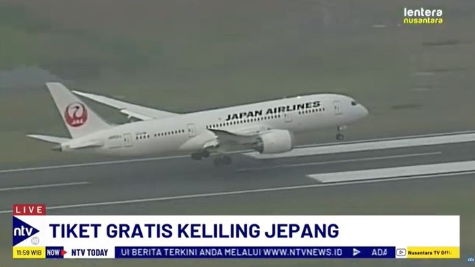 Maskapai Japan Airlines menawarkan penerbangan gratis bagi wisatawan mancanegara.