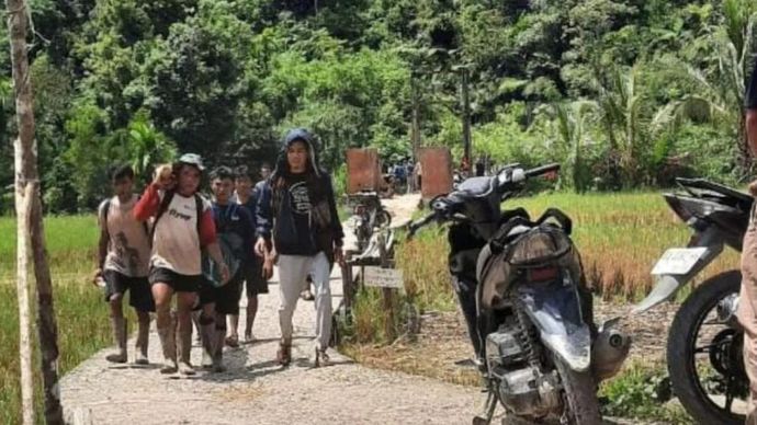 Pekerja saat keluar dari lokasi tambang yang tertimbun longsor di Nagari Sungai Abu, Kecamatan Hiliran Gumanti, Kabupaten Solok, Sumbar