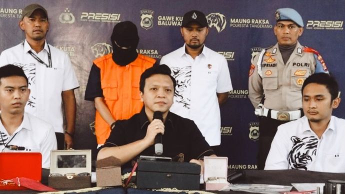 Mantan Kades Gombong ditangkap polisi karena diduga korupsi APBDes. 