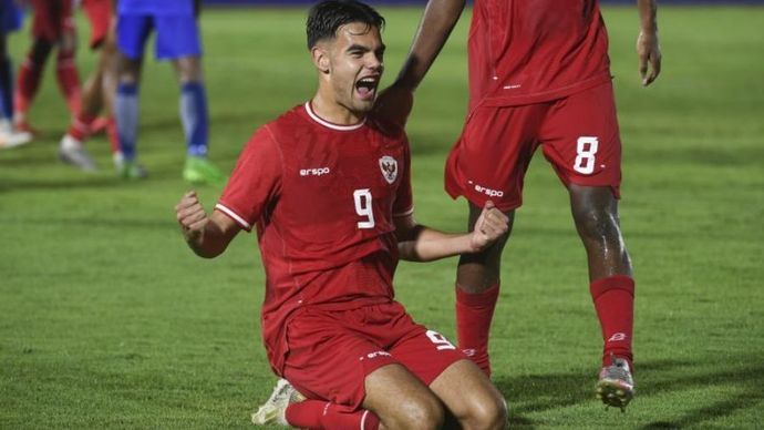 Pesepak bola Timnas Indonesia U-20 Jens Revan melakukan selebrasi usai mencetak gol ke gawang Timnas Maladewa U-20 pada laga Kualifikasi Piala Asia U-20 2025 Grup F di Stadion Madya Gelora Bung Karno, Jakarta, Rabu (25/9/2024).