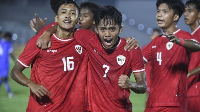 Pesepak bola Timnas Indonesia U-20 Figo Dennis Saprutananto (kedua kiri) bersama Dony Tri Pamungkas dan rekannya melakukan selebrasi usai mencetak gol ke gawang Timnas Maladewa U-20 pada laga Kualifikasi Piala Asia U-20 2025 Grup F di Stadion Madya G <b>(Dok.Antara)</b>