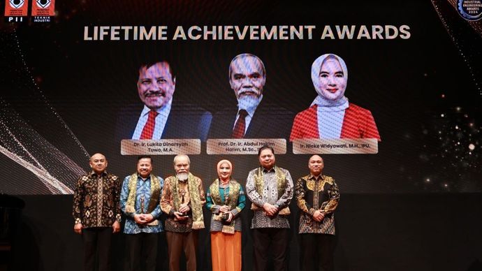 Direktur Utama PT Pertamina (Persero), Nicke Widyawati meraih penghargaan Lifetime Achievement Awards Kategori Industri dalam acara Industrial Engineering awards 2024, di Soehana Hall, The Energy Building, SCBD, Jakarta, Jumat (27/9/24). (Foto: Dok/Humas Pertamina)