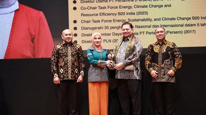 Menteri Koordinator Bidang Perekonomian Airlangga Hartarto menyerahkan langsung penghargaan Lifetime Achievement Awards Kategori Industri dalam acara Industrial Engineering Awards 2024 kepada Direktur Utama PT Pertamina (Persero), Nicke Widyawati. (Foto: Dok/Humas Pertamina)