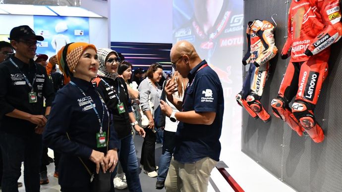 Direktur Utama Pertamina Nicke Widyawati bersama Direktur Keuangan Pertamina Emma Sri Martini melihat pakaian balap sebelum melakukan peresmian Pertamina MotoGP Experience Gallery saat acara Pertamina Grand Prix Of Indonesia 2024 di Pertamina Mandalika International Circuit, Lombok Tengah, Nusa Tenggara Barat pada Sabtu (28/9/2024)/Foto: Istimewa