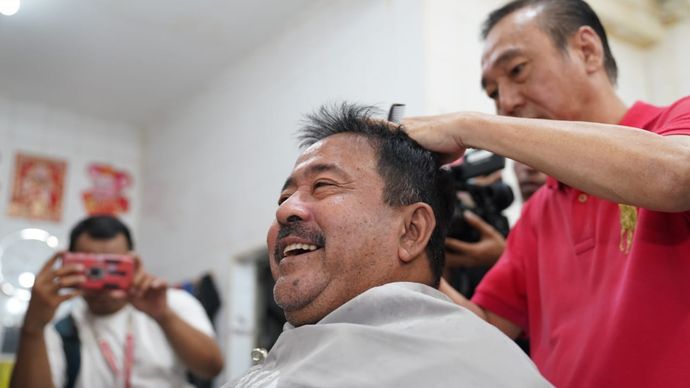 Bang Doel Potong Rambut dan Sebut Jakarta Kota Ini