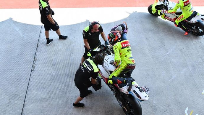 Pembalap VR46 Pertamina Racing Team Fabio Di Giannantonio dan Marco Bezzecchi bersiap melakukan practice pada H-2 di Pertamina Mandalika International Circuit, Kuta, Lombok Tengah, Nusa Tenggara Barat pada Jumat  (27/9/2024)/Foto: Istimewa