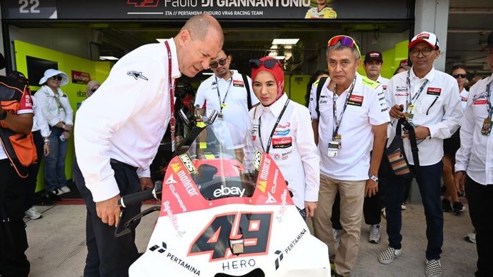 Direktur Utama Pertamina Nicke Widyawati melihat livery terbaru Pertamina Enduro VR46 Racing Team saat sesi pit walk lane sebelum race Pertamina Grand Prix Of Indonesia 2024 di Pertamina Mandalika International Circuit, Lombok Tengah, Nusa Tenggara Barat. Minggu (29/9/2024). (Foto: Dok/Humas Pertamina)