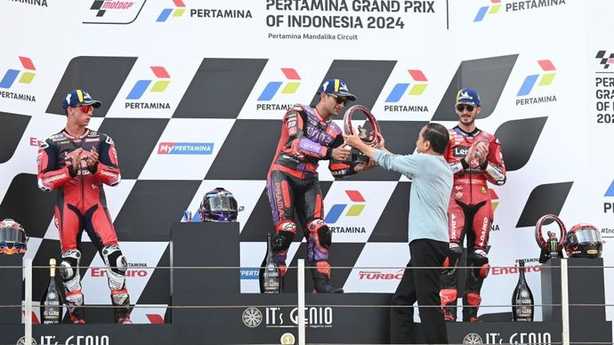 Pembalap Prima Pramac Racing, Jorge Martin menjadi pemenang Pertamina Grand Prix of Indonesia 2024. Penyerahan trofi kepada para pemenang diberikan langsung oleh Presiden Jokowi di Pertamina Mandalika International Circuit, Lombok Tengah, Nusa Tenggara Barat. Minggu (29/9/2024). (Foto: BPMI Setpres)