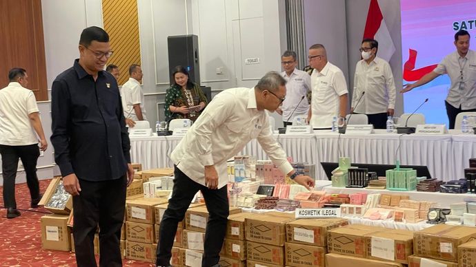 Menteri Perdagangan (Mendag) Zulkifli Hasan bersama Satgas impor ilegal menyita produk kosmetik ilegal. (Ntvnews.id-Muslimin Trisyliono).