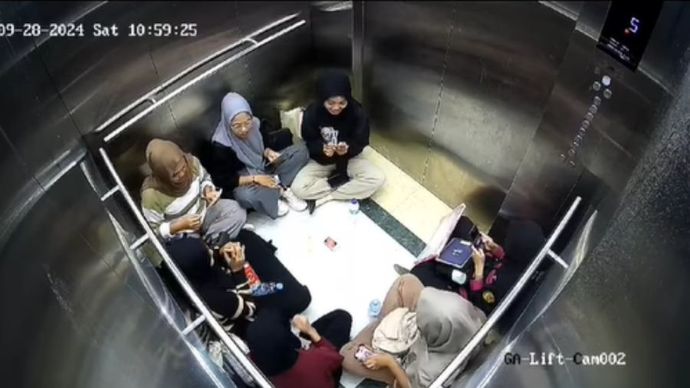 Tujuh mahasiswi terjebak di lift yang mati.