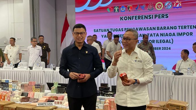 Menteri Perdagangan (Mendag) Zulkifli Hasan bersama Satgas impor ilegal menyita produk kosmetik ilegal. (Ntvnews.id-Muslimin Trisyliono).