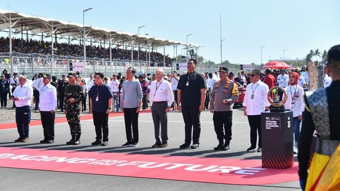 Presiden RI Joko Widodo bersama jajaran menteri dan Direktur Utama Pertamina Nicke Widyawati menghadiri opening ceremony balap MotoGP di Pertamina Grand Prix of Indonesia, Minggu (29/9/2024). (Foto: BPMI Setpres)