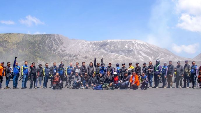 Ratusan riders Suzuki V-Strom dari berbagai daerah berkumpul untuk menjelajahi negeri di atas awan, sekitar kawasan wisata Taman Nasional Bromo. (Foto: Dok/Suzuki Indonesia)