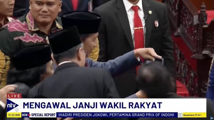 Presiden Jokowi juga terlihat berwafoto dengan anggota DPD RI Alfiansyah atau Komeng.