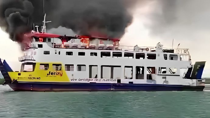 Kapal KMP Tandeman terbakar. <b>(Tangkapan layar X)</b>