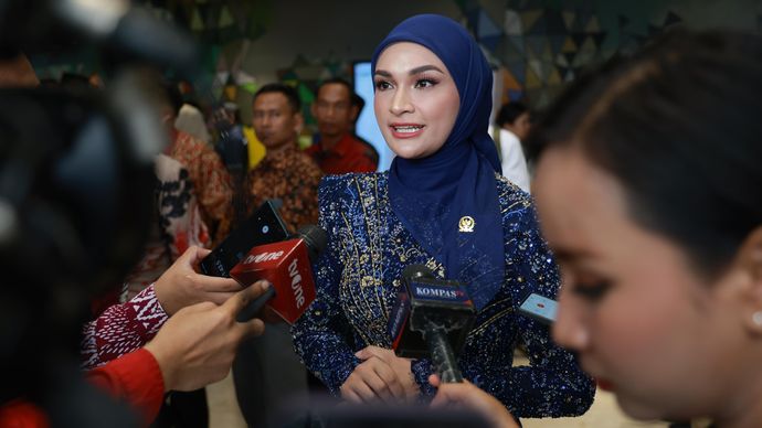 Resmi Jadi Anggota DPR RI, Putri Zulhas Anggun dengan Kebaya 'Gajah' Saat Pelantikan