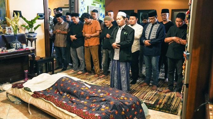 Tangisan Ikang Fawzi jelang Pemakaman Istri Tercinta Marissa Haque.