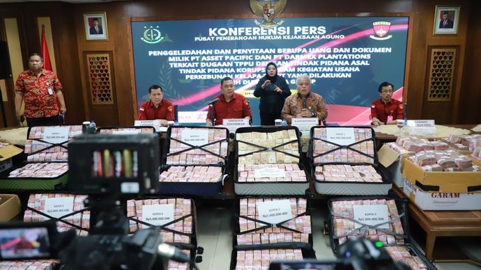 Konferensi pers Kejagung terkait kasus korupsi Duta Palma Group. 