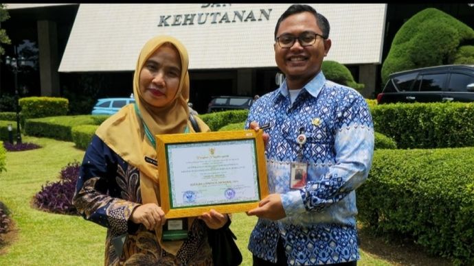 Titin Novianti,S.Pd,MM, Kepala Sekolah SMA Negeri 40 Jakarta menerima penghargaan untuk Sekolah Energi Berdikari Pertamina SMA Negeri 40 Jakarta sebagai Sekolah Adiwiyata tingkat Nasional tahun 2024 yang diserahkan langsung oleh Wakil Menteri LHK Alue Dohong/Foto: Istimewa