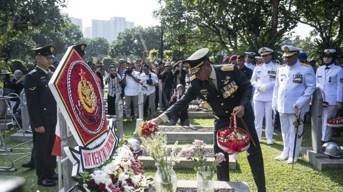 Panglima TNI Jenderal TNI Agus Subiyanto (tengah) menaburkan bunga di makam Presiden Ke-3 RI BJ Habibie saat berziarah di Taman Makam Pahlawan Nasional Utama Kalibata