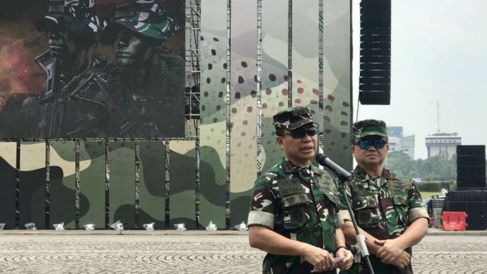 Kepala Pusat Penerangan TNI Mayjen TNI Hariyanto (kiri) menjawab pertanyaan jurnalis pada sela-sela kegiatannya menghadiri geladi bersih puncak peringatan HUT Ke-79 TNI di Lapangan Silang Monumen Nasional, Jakarta, Kamis (3/10/2024).