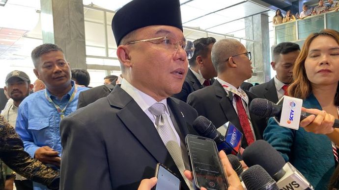 Ketua Harian DPP Partai Gerindra Sufmi Dasco Ahmad menjawab pertanyaan wartawan di Komplek Parlemen, Senayan, Jakarta, Selasa (1/10/2024).  <b>(ANTARA/Fath Putra Mulya)</b>