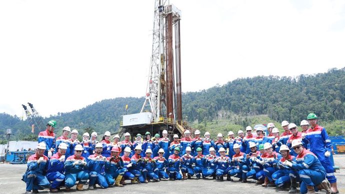 Direktur Eksplorasi PHE, Muharram Jaya Panguriseng, Wakil Direktur Utama PT Pertamina (Persero), Wiko Migantoro, Direktur Utama PT Pertamina EP Cepu, Muhamad Arifin, Direktur Utama PT Pertamina Drilling Services Indonesia, Avep Disasmita, VP Eksplorasi Regional 4, Dedi Yusmen dan General Manager Zona 13, Andry Sehang berfoto bersama karyawan saat meninjau area sumur Tedong (TDG)-001, Jumat (4/10)/Foto: Istimewa