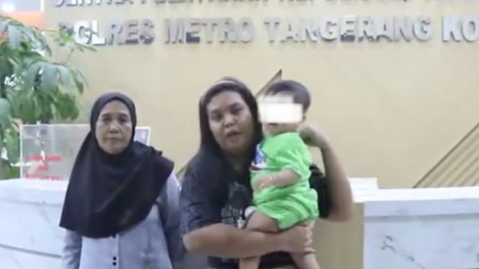 Seorang ibu gendong buah hati usai sang anak dijual ayahnya Rp15 juta di Tangerang