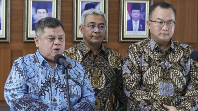 Ketua Pansel Calon Pimpinan dan Dewan Pengawas KPK Yusuf Ateh (kiri) didampingi Wakil Ketua Arief Satria (kanan) bersama anggota Rezki Sri Wibowo (tengah) menyampaikan keterangan pers hasil seleksi di Kemensesneg, Jakarta, Selasa (1/10/2024).