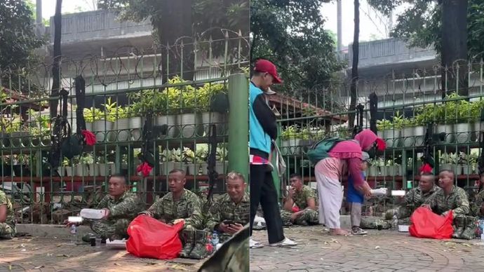 Anggota TNI membagikan jatah makan siang mereka kepada warga di Monas, pada Sabtu, (5/10/2024).