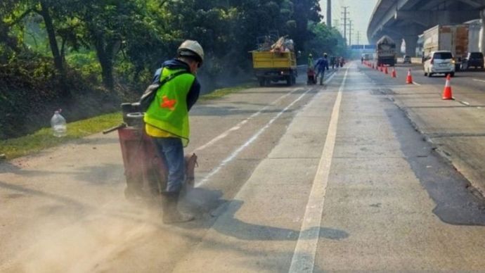 Ilustrasi - Pekerjaan perbaikan jalan di ruas Tol Jakarta-Cikampek oleh PT Jasamarga Transjawa Tol.