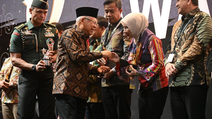 Wakil Presiden Republik Indonesia, Ma'ruf Amin, memberikan penghargaan secara langsung kepada Ibu Dirut Pertamina.  <b>(Dok.Istimewa)</b>