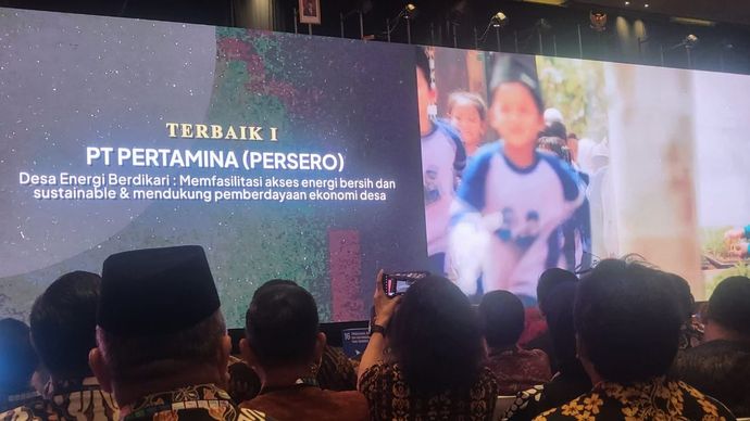 Pertamina menerima penghargaan Terbaik Pertama dalam Program TJSL Desa Energi Berdikari di ajang Indonesia's SDGs Action Award untuk kategori Perusahaan Besar.