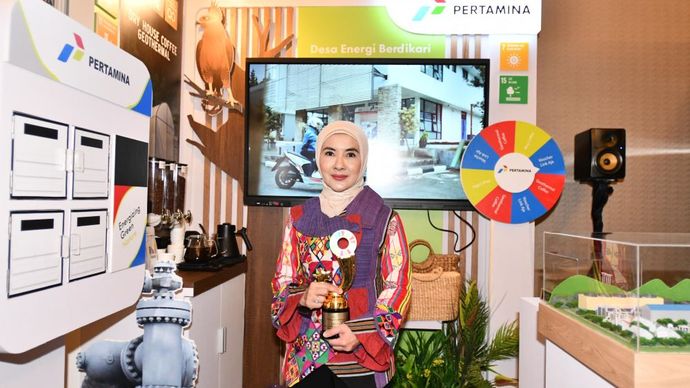 Direktur Utama Pertamina Nicke Widyawati menerima Penghargaan Terbaik 1 kategori Perusahaan Besar program Desa Energi Berdikari pada acara &ldquo;Indonesia &lsquo;s SDG Action Awards 2024&rdquo; yang diselenggarakan di Jakarta, Senin (7/9/2024)/Foto: Istimewa