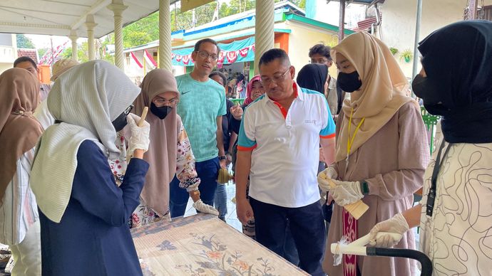 Kegiatan Preservasi Koleksi Kain di Rumah Budaya Banda Naira bersama Deputi Maluku Tengah. <b>(Istimewa)</b>