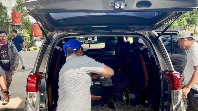 Tim Penyidik KPK memasukkan satu unit koper ke dalam mobil usai melakukan penggeledahan di ruang kerja Gubernur Kalsel lebih dari tiga jam terkait dugaan kasus korupsi dalam operasi tangkap tangan (OTT) di Kantor Setdaprov Kalsel di Banjarbaru, Kalimantan Selatan, Selasa (8/10/2024).