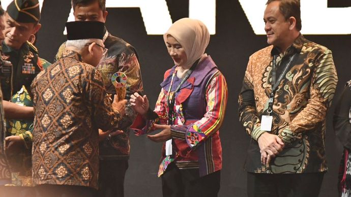 Wakil Presiden RI Ma&rsquo;ruf Amin menyerahkan penghargaan &quot;Indonesia's SDG Action Awards&quot; Terbaik 1 kategori Perusahaan Besar kepada Direktur Utama Pertamina Nicke Widyawati, di Jakarta, Senin (7/9/2024) Penghargaan diberikan untuk program Desa Energi Berdikari/Foto: Istimewa