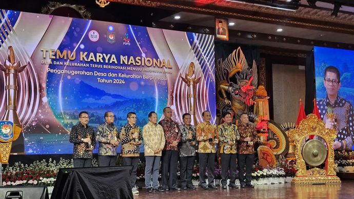 Penjabat (Pj) Gubernur Banten Al Muktabar mendapatkan Anugerah Upakarya Wanua Nugraha dari Kementerian Dalam Negeri Republik Indonesia, M Tito Karnavian. <b>(Dok.Istimewa)</b>