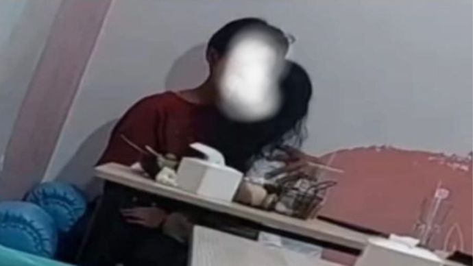 Sejoli bercumbu di kafe