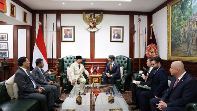 Menteri Pertahanan RI Prabowo Subianto menerima kunjungan kehormatan dari Deputi Perdana Menteri dan Menteri Pertahanan Republik Slovakia H.E. Mr. Robert Kali?&aacute;k, di Kementerian Pertahanan, Jakarta, pada Kamis (10/10).