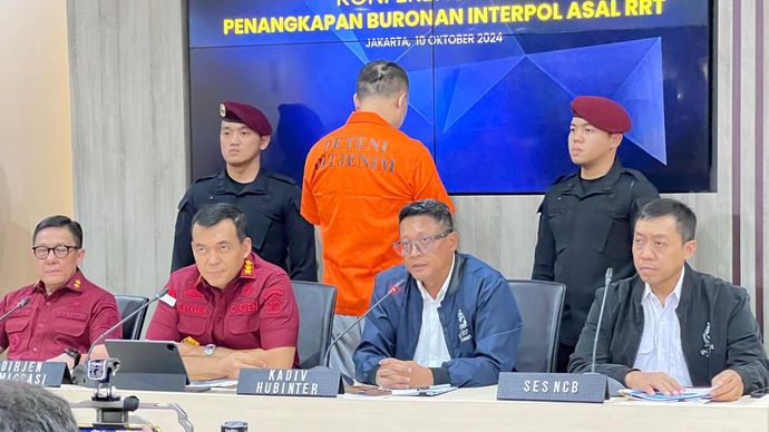 Konferensi pers penangkapan buron Interpol oleh Ditjen Imigrasi. 