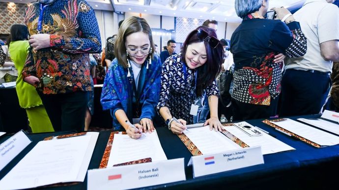 Beberapa UMKM unggulan Pertamina melakukan penandatanganan kerja sama dengan CEO Perusahaan asal Malaysia dan Belanda pada Pameran Trade Expo Indonesia ke-39 tahun 2024 yang digelar di ICE BSD, Rabu (9/10)/Foto: Istimewa.