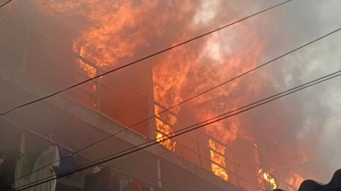 Kebakaran hebat melanda kawasan padat penduduk di Jalan Jembatan Besi, RT 011 RW 004, Kelurahan Jembatan Besi, Kecamatan Tambora, Jakarta Barat, pada Jumat (11/10/2024).