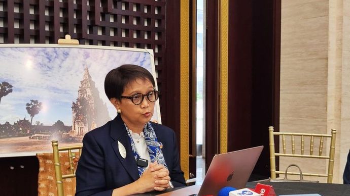 Menteri Luar Negeri RI Retno Marsudi saat memberikan keterangan di sela KTT Ke-45 ASEAN di Vientiane, Laos, Kamis (10/10/2024).