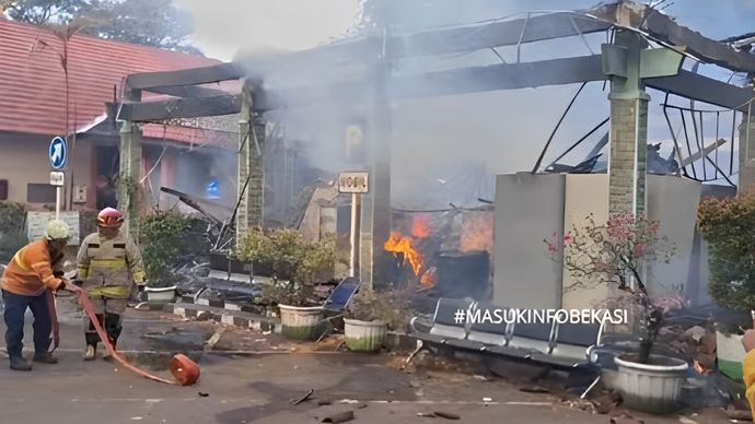 Kebakaran hebat yang melanda pendopo Kantor Kecamatan Bekasi Selatan, Kota Bekasi, pada Jumat, 11 Oktober 2024.