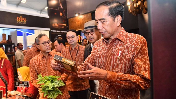 Jokowi dan Mendag Zulhas <b>(BPMI Setpres)</b>