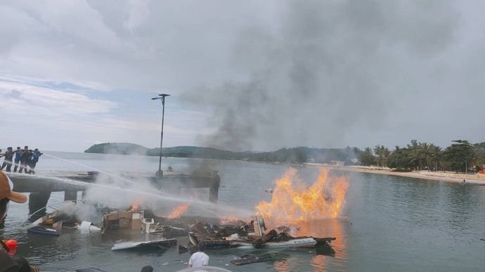 Speedboat Bela 72 yang membawa rombongan Pasangan Calon (Paslon) Gubernur dan Wakil Gubernur Malut Nomor Urut 4 Benny Laos - Sabrin Sehe bersama tim saat terbakar di Pelabuhan regional Bobong Desa Bobong, Kabupaten Pulau Taliabu.