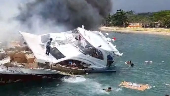 Speedboat Bela 72 yang membawa rombongan Pasangan Calon (Paslon) Gubernur dan Wakil Gubernur Malut Nomor Urut 4 Benny Laos - Sabrin Sehe bersama tim saat terbakar di Pelabuhan regional Bobong Desa Bobong, Kabupaten Pulau Taliabu.