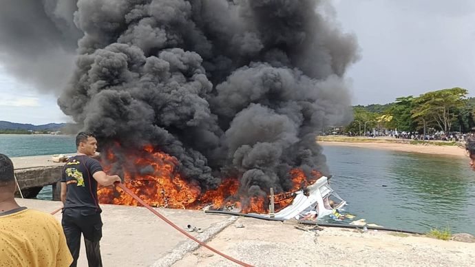 Speedboat Bela 72 yang membawa rombongan Pasangan Calon (Paslon) Gubernur dan Wakil Gubernur Malut Nomor Urut 4 Benny Laos - Sabrin Sehe bersama tim saat terbakar di Pelabuhan regional Bobong Desa Bobong, Kabupaten Pulau Taliabu.