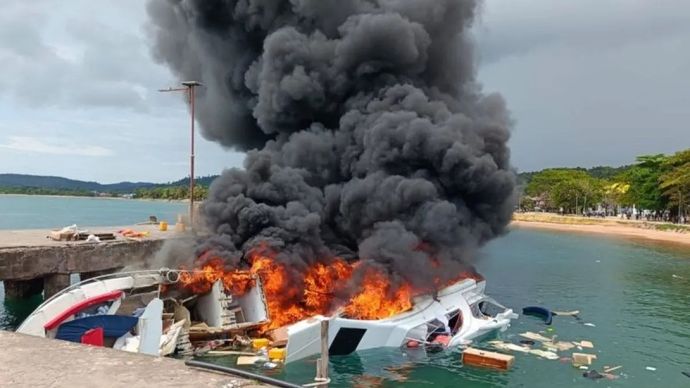 Speedboat Bela 72 yang membawa rombongan Pasangan Calon (Paslon) Gubernur dan Wakil Gubernur Maluku Utara Nomor Urut 4 Benny Laos - Sabrin Sehe bersama tim saat berlabuh di Pelabuhan regional Bobong Desa Bobong, Kabupaten Pulau Taliabu dilaporkan ter <b>(Antara)</b>